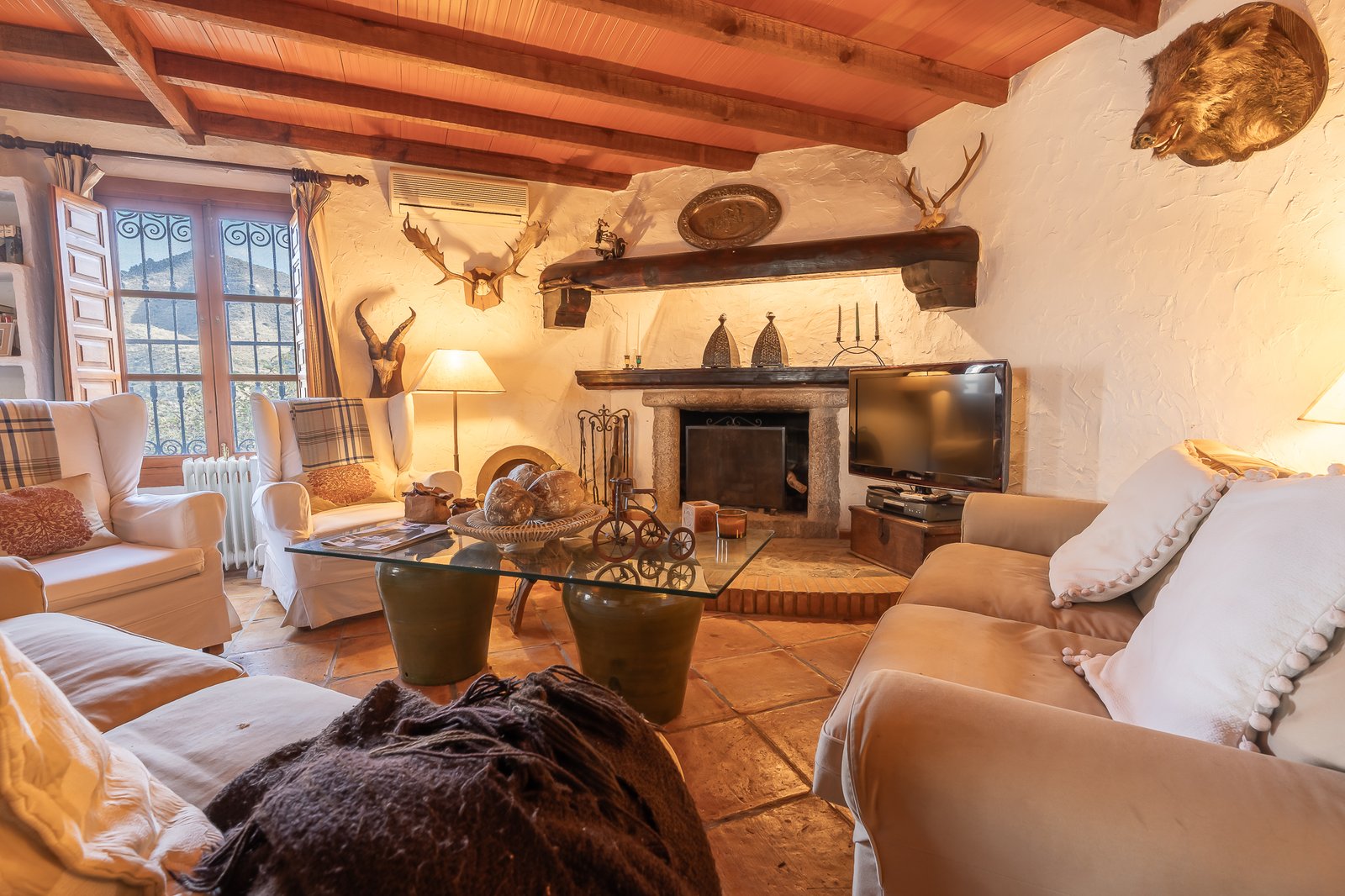 Salón con chimenea del cortijo